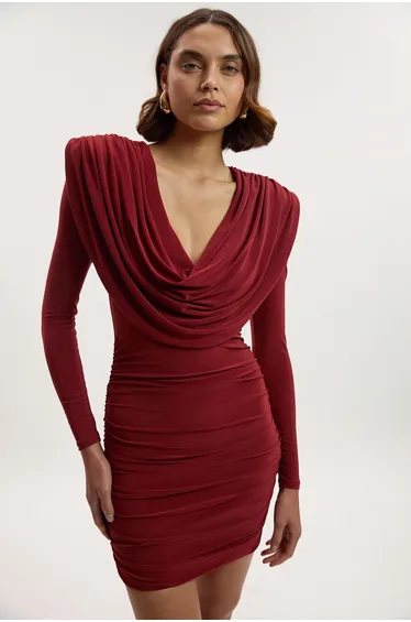 فستان قصير كريب إستريتش مزموم بأكمام طويلة بياقة عميقة بثنيات