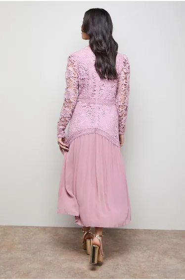 فستان ميدي بأكمام طويلة بصدر دانتيل