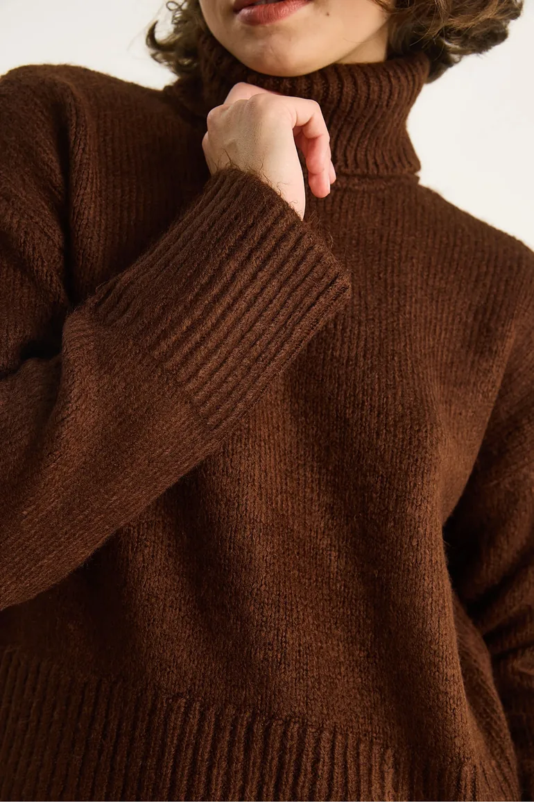 LUCCI Oversized Knit Turtleneck Sweater - 5