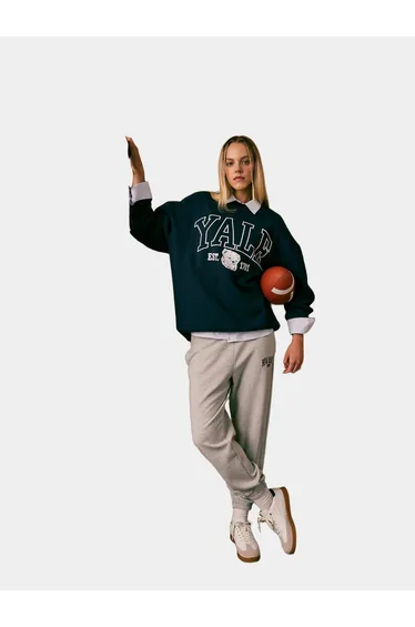 بنطلون رياضي بحواف إيلاستيك بطبعة بشعار