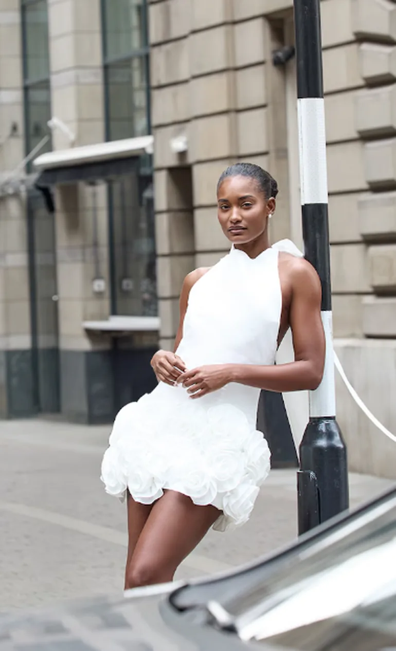 فستان ضيق بياقة عالية منسدلة بكشكش بطبعة أزهار لون أبيض