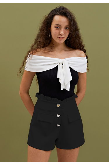 Heart-Shape Buttons Ruffle Trimmed Shorts in Black