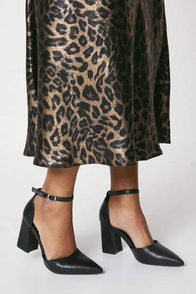 حذاء كورت بكعب عالي عريض