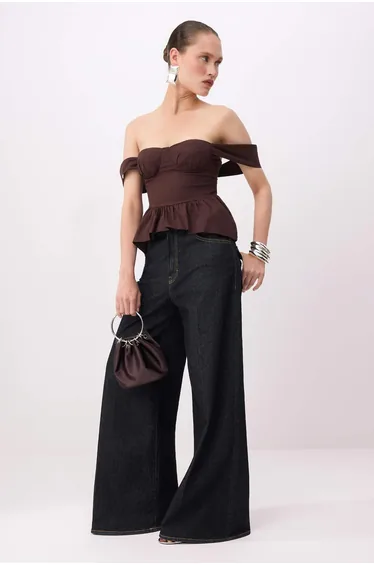 توب بني بأكمام متوسطة الطول بلا أكتاف