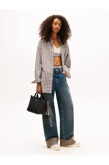 حقيبة يد تومي هيلفيغر باللون الأسود