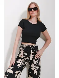 Women's Black Crew Neck Crop Knitted Blouse - 1