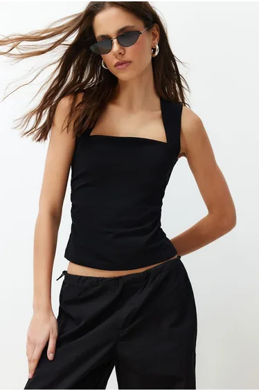 تانك توب بحمالات عريضة أسود بياقة مربع