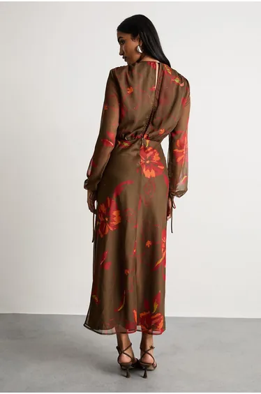 فستان وير هاوس شيفون بني ميداكسي بقصة مستقيمة بأكمام طويلة بطبعة أزهار
