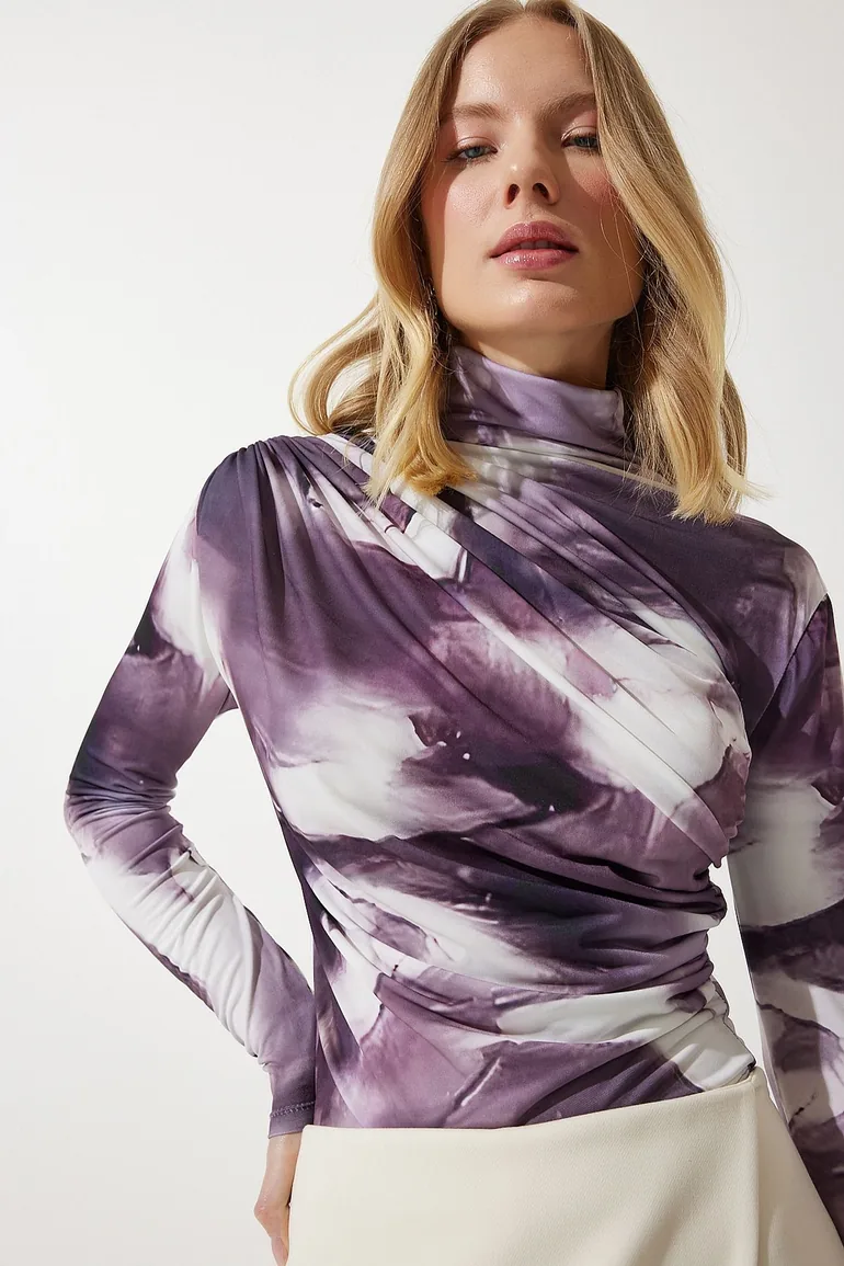 بلوزة مزمومة بياقة عالية - 1