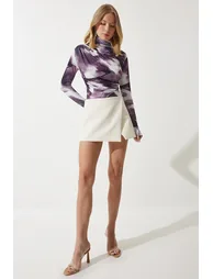 بلوزة مزمومة بياقة عالية