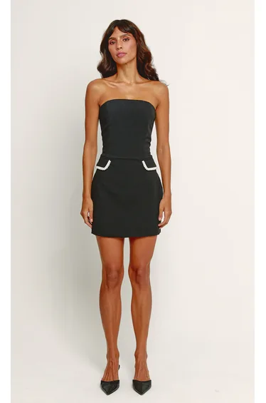فستان قصير بقصة ضيقة بلا أكتاف