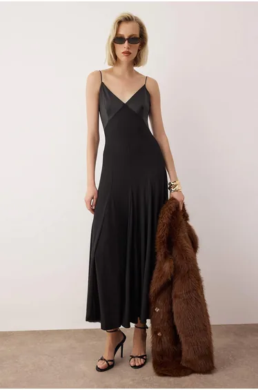 فستان ترينديول أسود ميداكسي على شكل حرف A