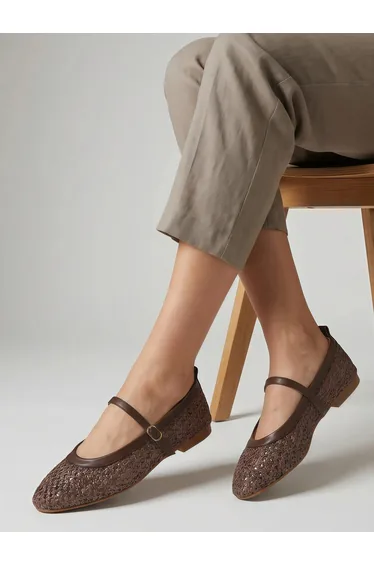 حذاء فلات ستايلي باللون البني