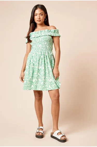 فستان قصير بصدر مزموم بأكتاف مكشوفة بطبعة أزهار لون أخضر - للمقاسات الصغيرة