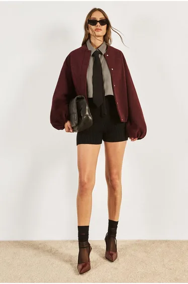 جاكيت صوف ارجواني بأزرار