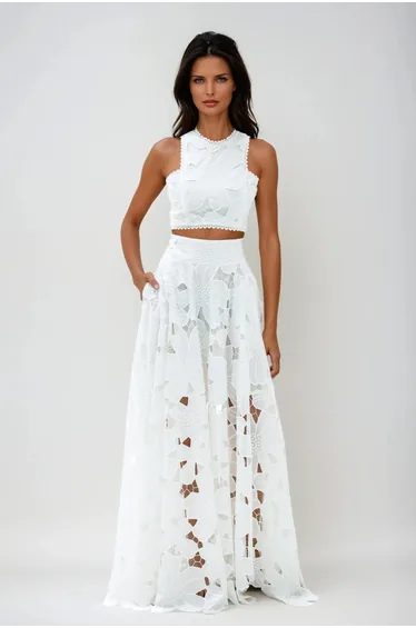 طقم باللون الأبيض