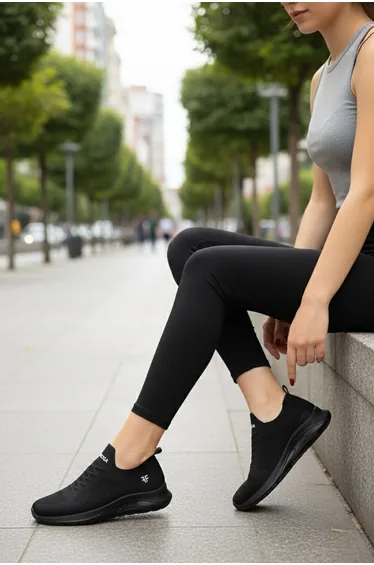 حذاء سنيكرز نسائي لون أسود