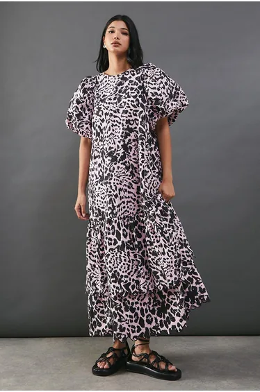 فستان بوبلين بأكمام منفوخة بحواف سكالوب بطبعة ليوبارد