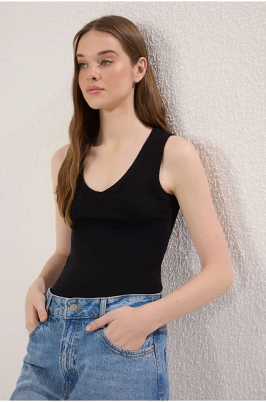 Black Fitted Sleeveless Flexible Knitted Undershirt