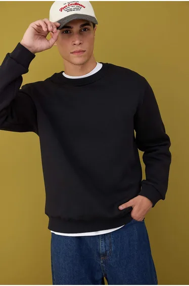 Black Regular Cut Crew Neck Thick/Inside Raised Sweatshirt