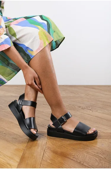 Teresa Footbed Flatform Sandals in Black Faux Leather