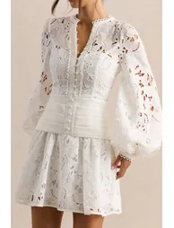 فستان كلوب ال لندن أبيض قصير على شكل حرف A بأكمام طويلة - 7