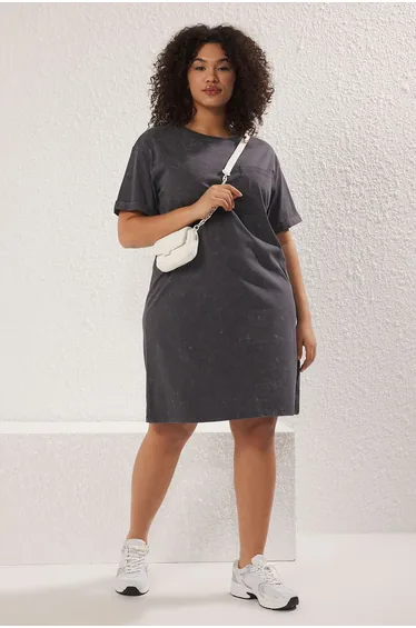 فستان تيشيرت محبوك بياقة دائرية لون رمادي - للمقاسات الكبيرة