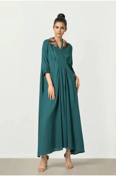 قفطان مزين بالريش