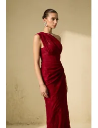 فستان سانفير أحمر طول الأرض بقصة مستقيمة بكتف واحد - 7