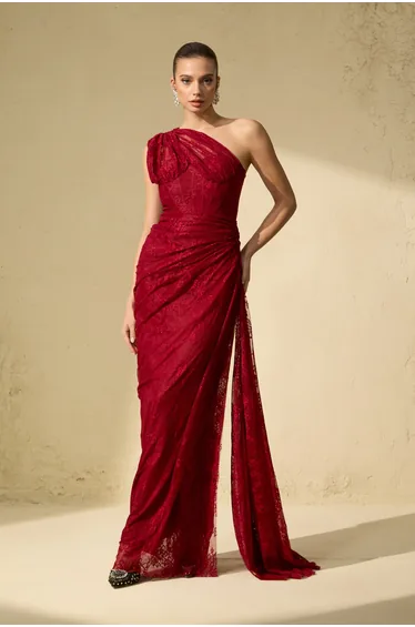 فستان سانفير أحمر طول الأرض بقصة مستقيمة بكتف واحد