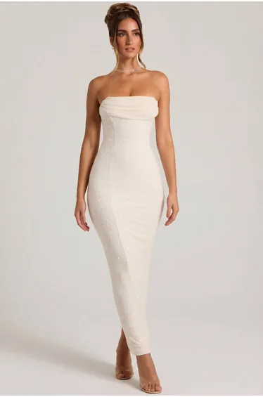 فستان ماكسي بأكتاف مكشوفة بياقة منسدلة مزين بأحجار لون أبيض
