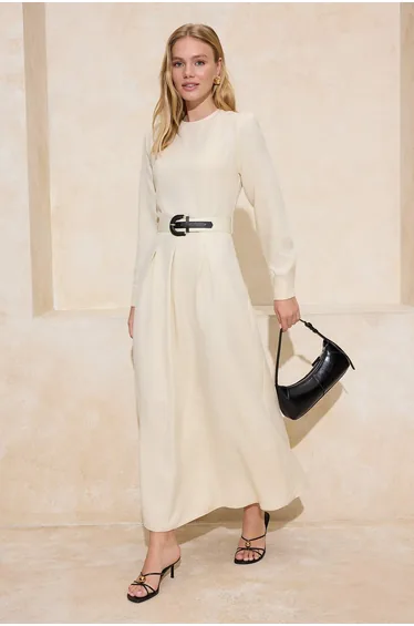 فستان ترينديول موديست بيج ماكسي على شكل حرف A بأكمام طويلة