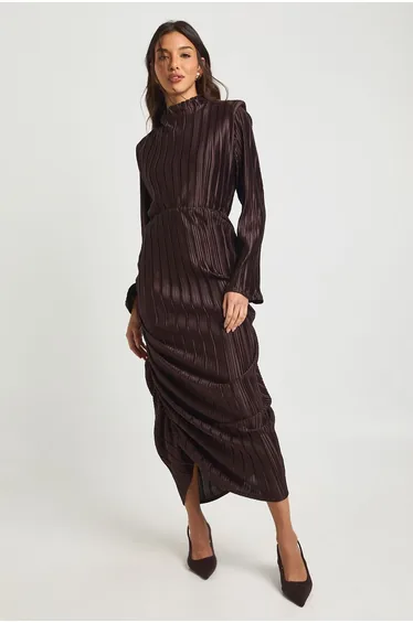 فستان بوهو بني ميداكسي بقصة ضيقة بأكمام طويلة