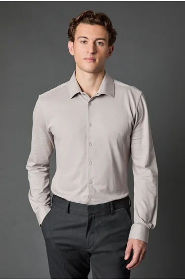 قميص بيج بأكمام طويلة