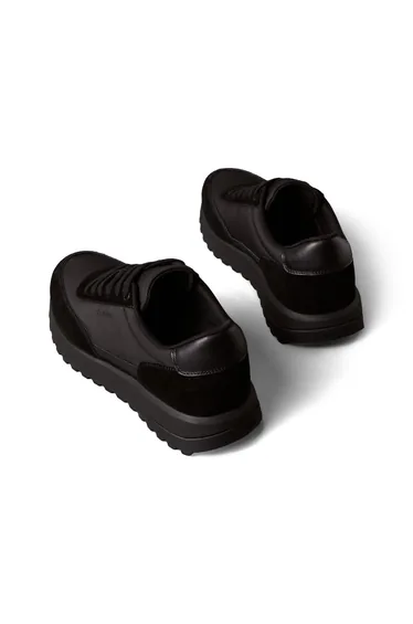 حذاء رياضي (تراينرز) كالفن كلاين باللون الأسود