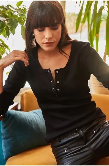 بلوزة لون أسود