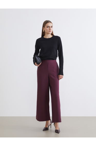 Effortless elegance meets everyday comfort in our wide-leg trousers with a flexible waistband.
