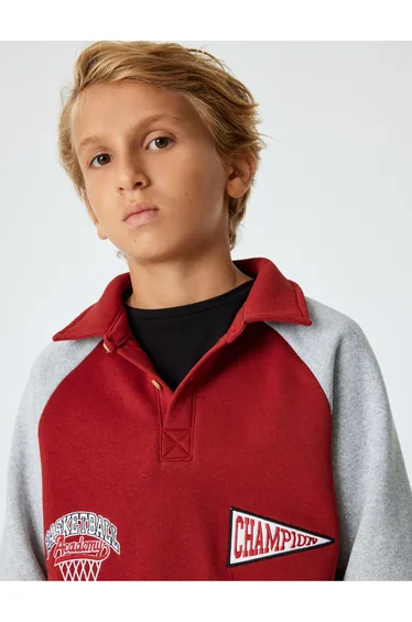 سويتشيرت بأكمام طويلة بياقة بولو بأزرار بتطريز