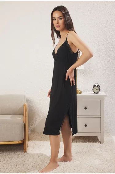 قميص نوم محبوك بفتحة لون أسود