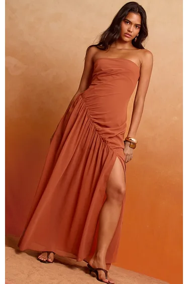 فستان ماكسي بطبقة ميش مزدوجة مزموم بأكتاف مكشوفة لون برتقالي