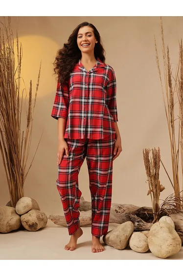 بيجامة باللون الأحمر