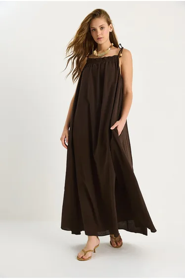 فستان ماكسي بكشكش بياقة مربعة