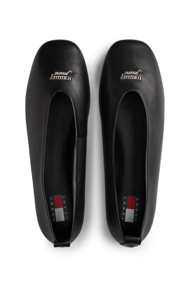 حذاء فلات تومي هيلفيغر باللون الأسود