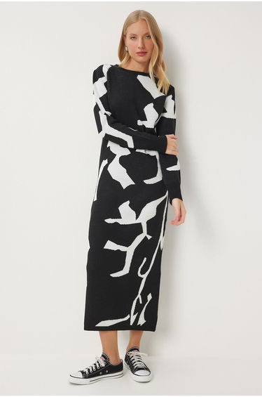Women's Black and White Patterned Long Knit Dress