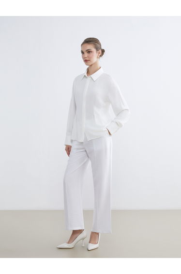 Effortless elegance meets everyday comfort in our wide-leg trousers with a flattering elasticated waist.