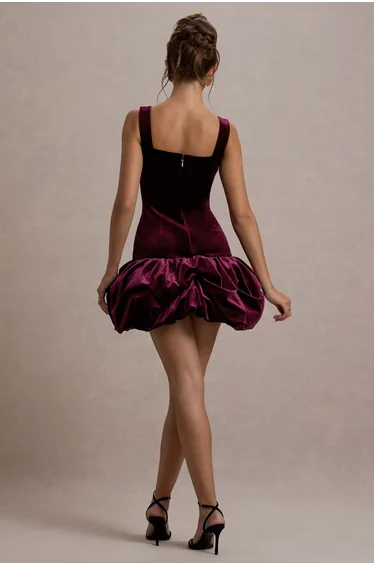 فستان مخمل بياقة مربعة بحواف كشكش