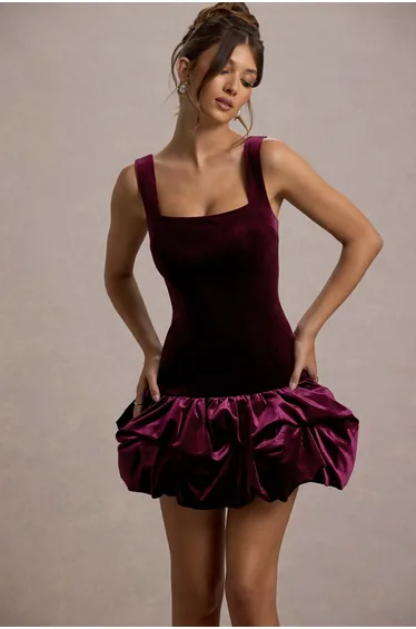 فستان مخمل بياقة مربعة بحواف كشكش