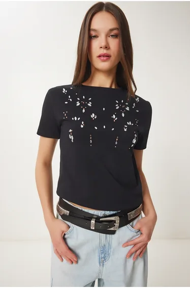 تيشيرت هابينس إسطنبول أسود مزين بالخرز بأكمام قصيرة