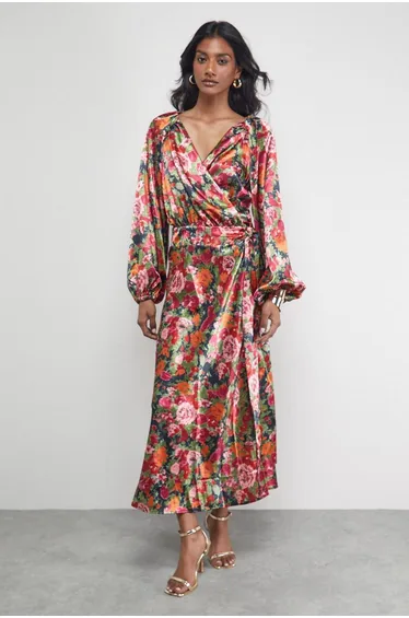 فستان ماكسي بطبقات متدرجة ساتان بربطة خصر بتصميم لف بكشكش