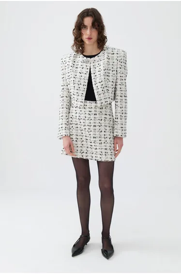 جاكيت صوف أبيض بأزرار